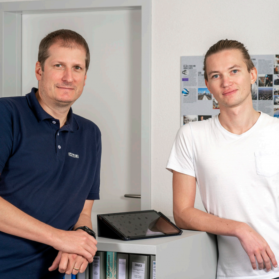 Das SOL-PA Entwicklerteam im gemeinsamen Interview: Projektleiter Fabian Meury (l.) und IT System Engineer Lukas Punzenberger. Auf dem Bild fehlt System Engineer Thomas Gysin.