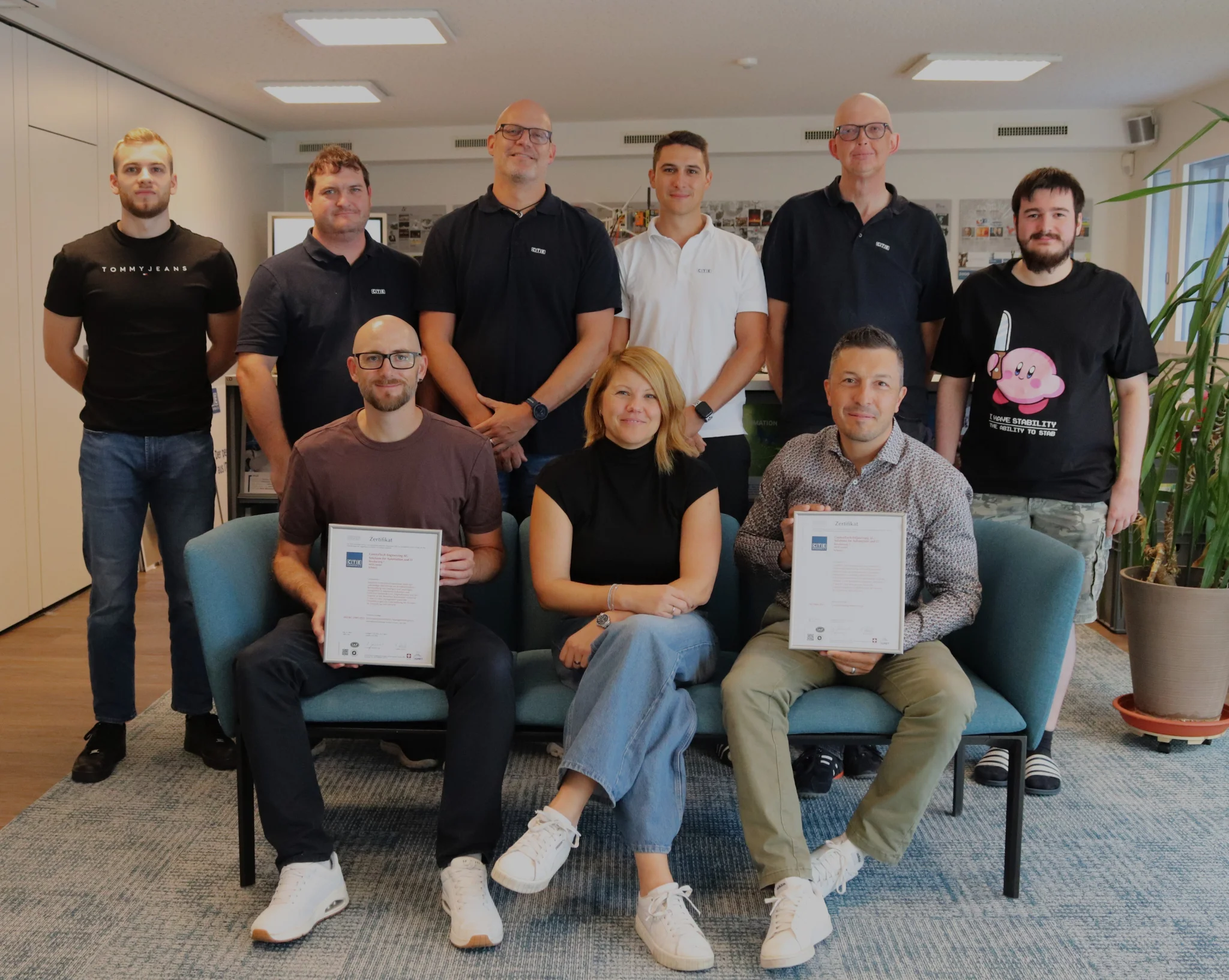 Gruppenfoto zur ISO 9001 und ISO/IEC 27001 Zertifizierung mit den CTE-Mitarbeiter: 
v.h.l. Aljoscha Reimann, Markus Borutzki, Didier Pf&auml;ffli, Pascal Franz, Jean-Pierre Fuhrer, Noah Abb&uuml;hl
v.v.l. Philipp Homberger (Head of Industrial IT), Daniela Brunner (Head of HR & Finance), Andreas Langer (COO).