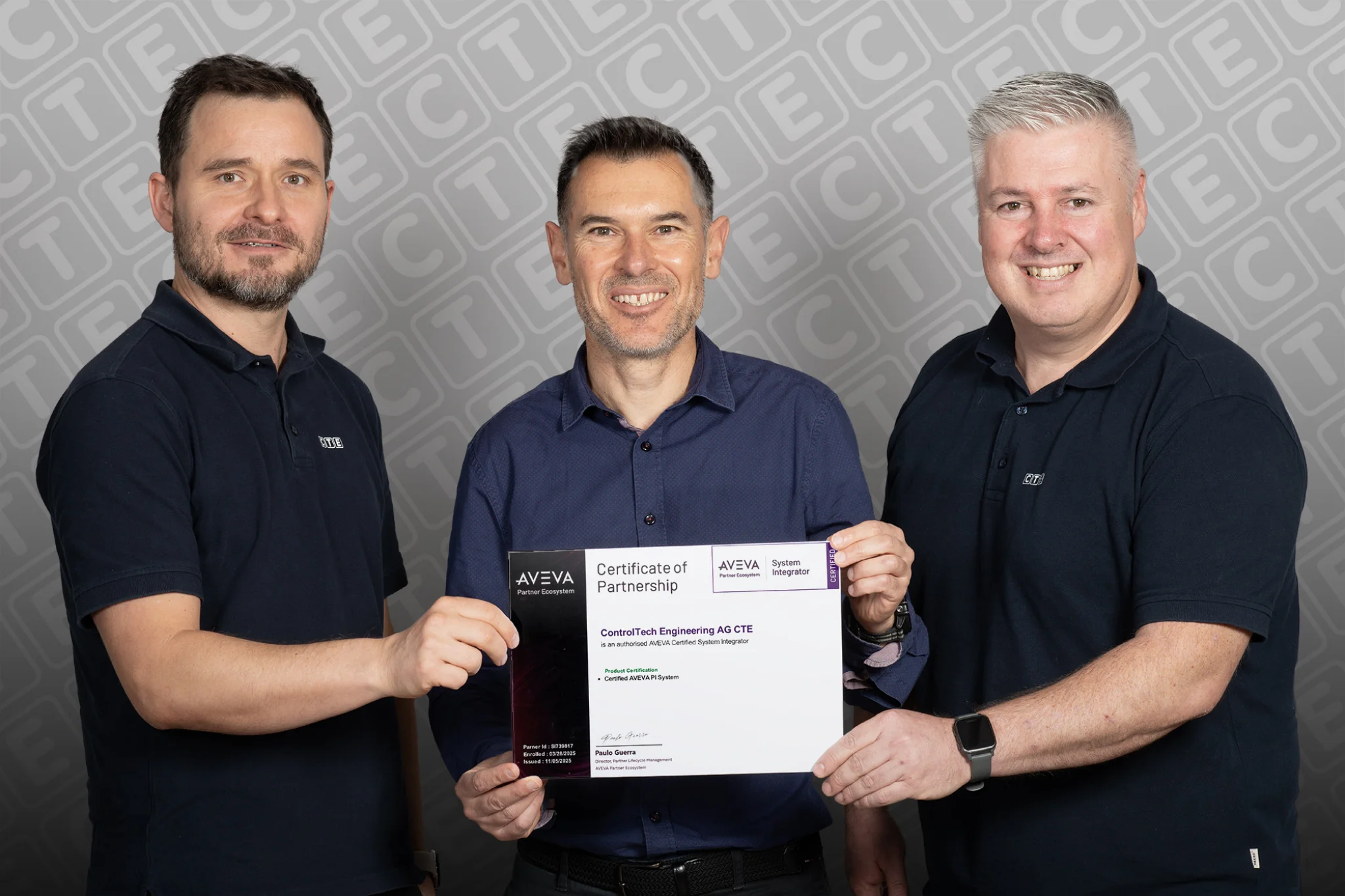 Proud of their long-standing partnership: Project Manager Benjamin Eckert (right) and Division Manager Sascha Zeller (left) receive the certificate from Samuel Legrix of FactorySoftware (official distributor).