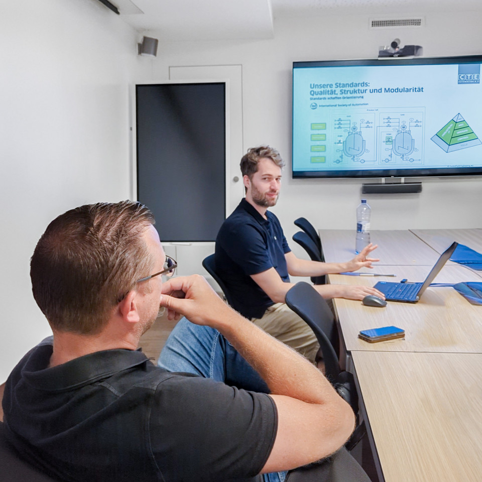Patrick Hablützel (Automation Engineer) and Dominic Brunner (CEO) during a presentation in the CTE meeting room
