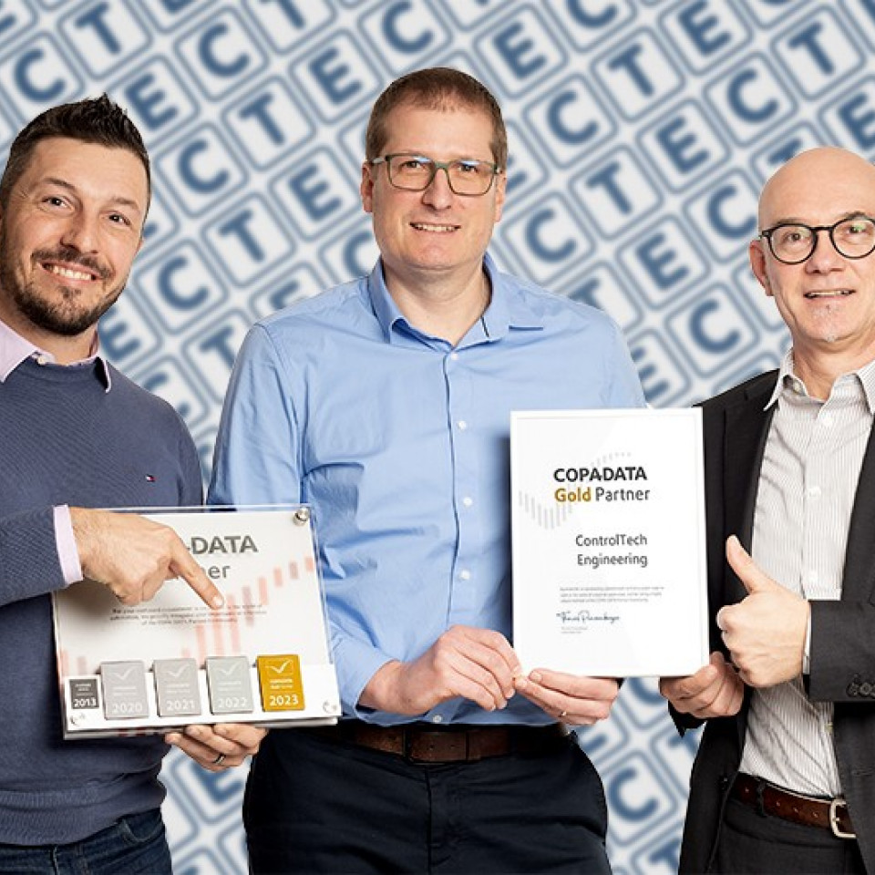 The picture shows project manager Fabian Meury and CTE COO Andreas Langer receiving the Gold Certificate from Elger Gledhill, zenon sales manager at SATOMEC.
