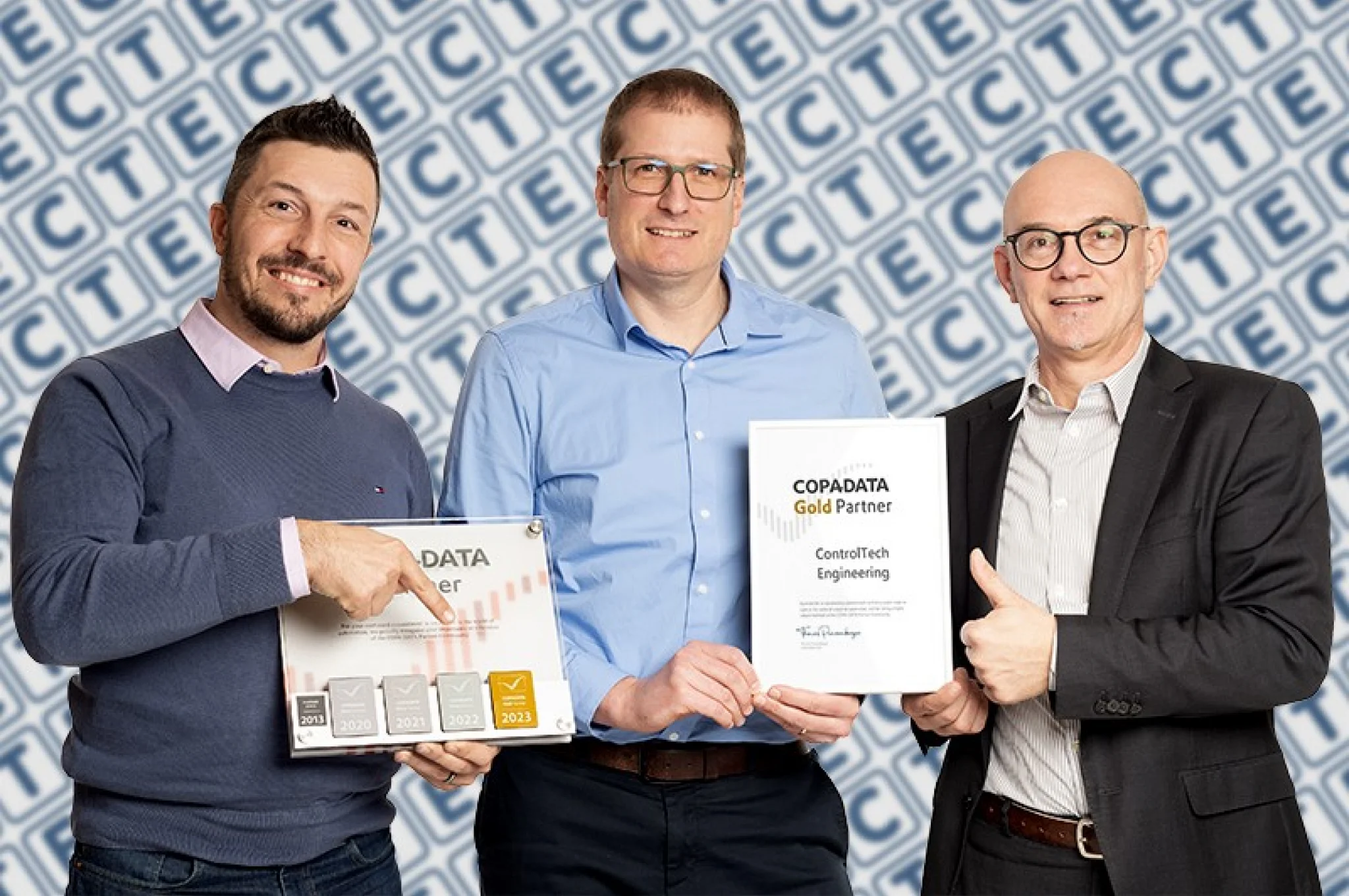 Das Bild zeigt Projektleiter Fabian Meury und CTE COO Andreas Langer, die das Gold-Zertifikat von Elger Gledhill entgegen, zenon Verkaufsleiter bei SATOMEC entgegennehmen.