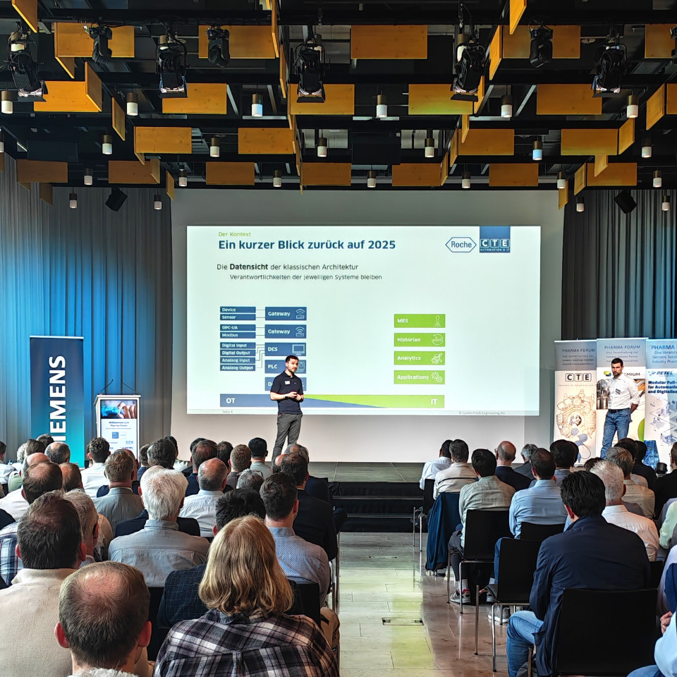 Sascha Zeller (left) of CTE and Dominik Puck of Roche, during their presentation at the Siemens Pharma Forum on the topic of "Unified Namespace in Practice."
