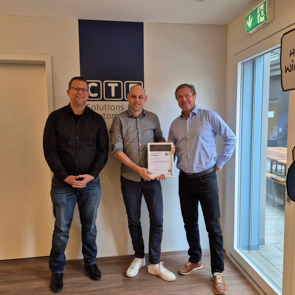 CEO Dominic Brunner (l.) und Bereichsleiter Raffael Hänggi (m.) nehmen das Zertifikat von Siemens Regional Partner Manager Roman Bürke (r.) entgegen.